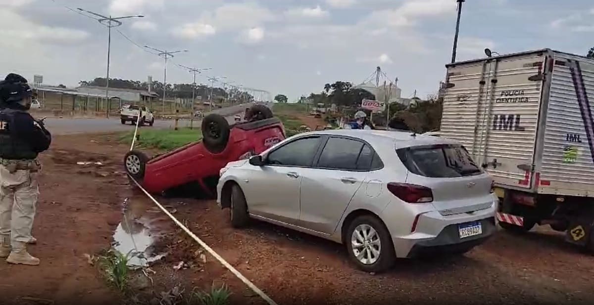 Carro Capota Na Br E Corpo Enrolado Em Len Ol Arremessado Para Fora