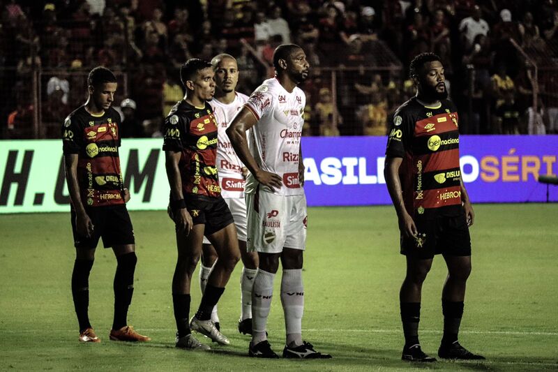 Vila Nova vence o Botafogo-SP por 3 a 1 e fica a três pontos do G4