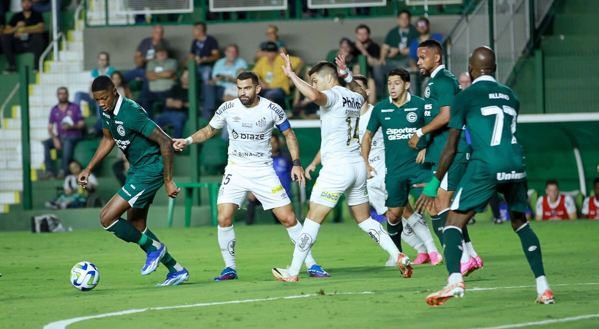 Santos vence Goiás em jogo maluco, encerra jejum e se afasta do Z4