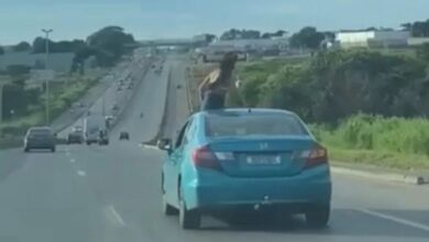 Passageira teto solar carro BR-153 Aparecida de Goiânia, teto solar carro BR-153, mulher é flagrada no teto solar, mulher no teto solar BR-153 Aparecida, mulher no teto solar BR-153