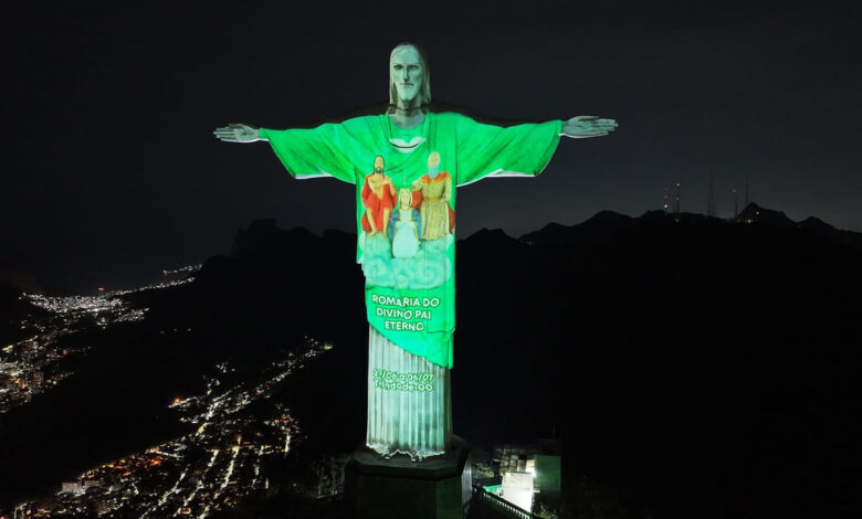 projeção Cristo Redentor Divino Pai Eterno, Cristo Redentor, Romaria do Divino Pai Eterno 2025, Divino Pai Eterno, Cristo Redentor projeção Divino Pai Eterno