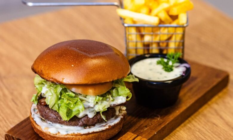 hambúrgueres artesanais em Goiânia, hambúrgueres artesanais Goiânia, noite de hambúrgueres artesanais em Goiânia, Meada Burguer, Meada Burguer Shopping Estação Goiânia