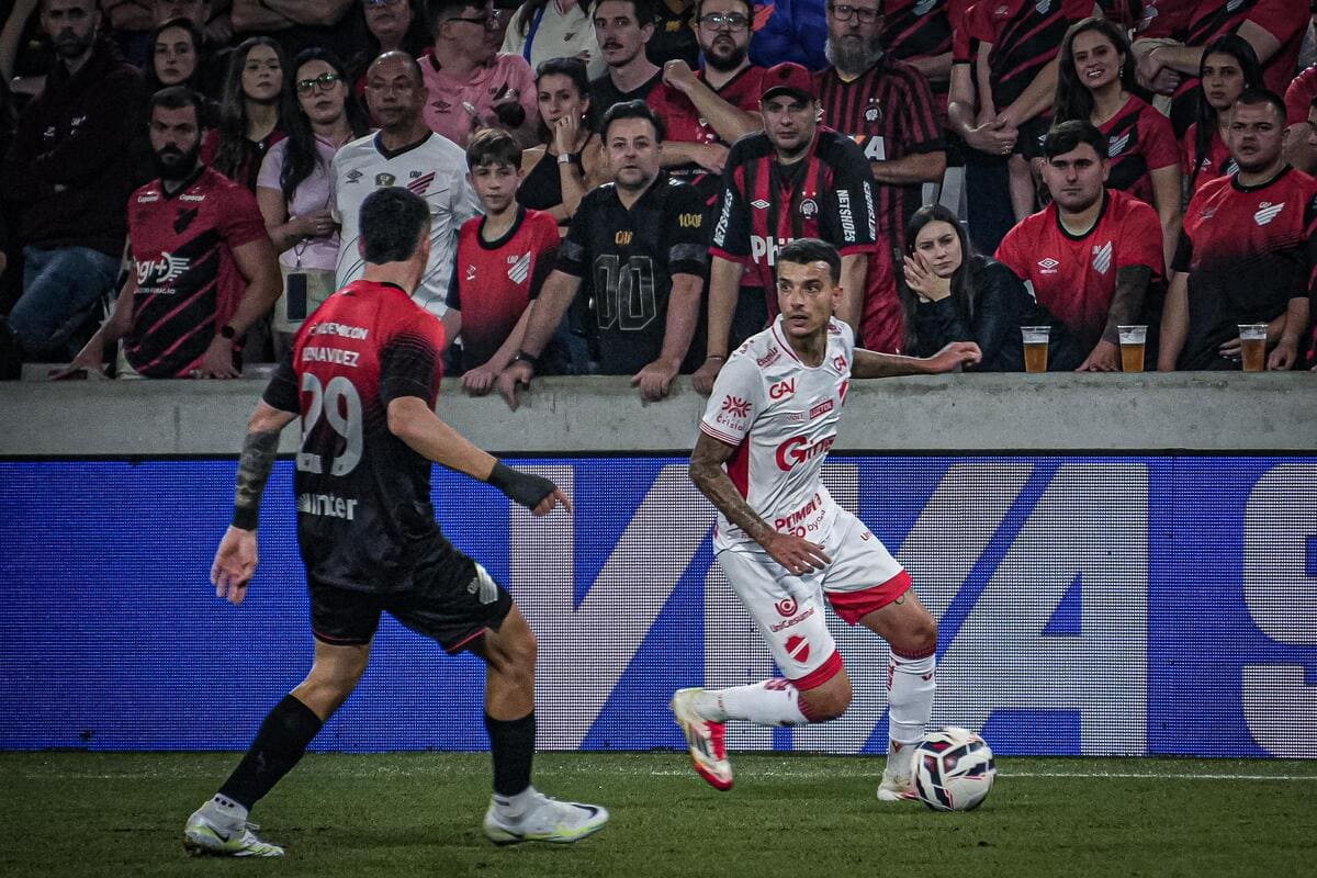 Vila Nova perde para o Athletico-PR por 2 a 0 e acumula 5 jogos sem ...