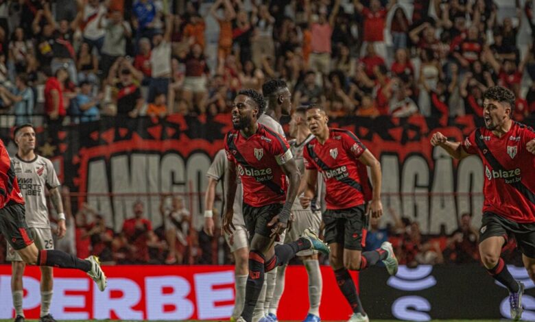 Atlético-GO vence o Athletico-PR, Atlético-GO, Athletico-PR, Atlético Goianiense, Athletico Paranaense